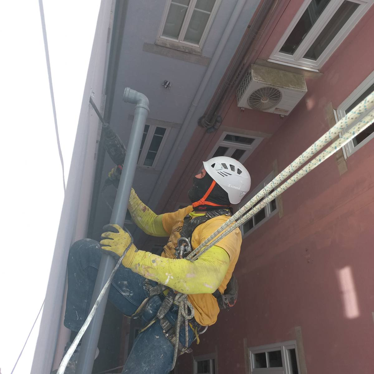 Linhares - Almada - Gutter Repair