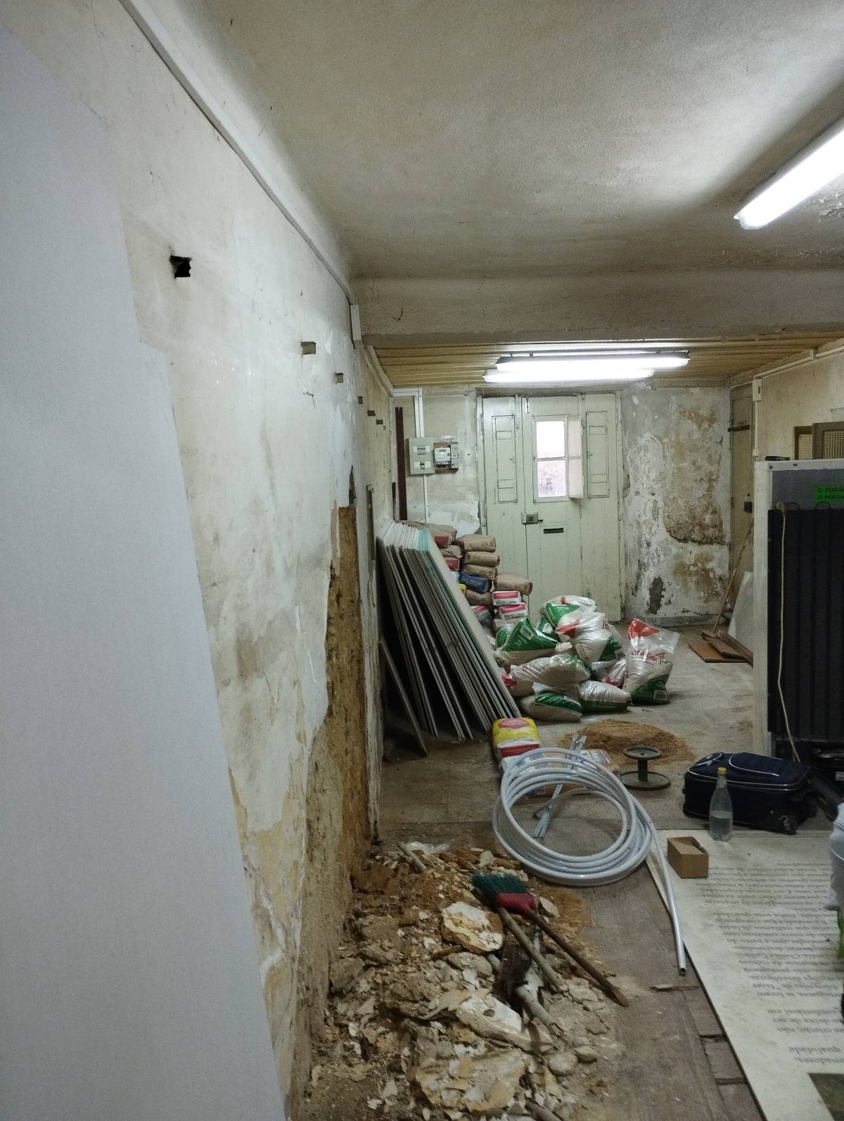 Anowar Molla - Lisboa - Interior Wall Addition
