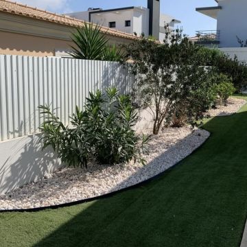 BGarden - Jardins e Espaços Verdes - Setúbal - Instalação de Relva Artificial