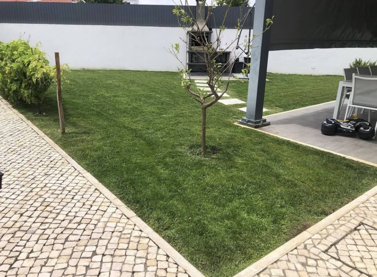 BGarden - Jardins e Espaços Verdes - Setúbal - Instalação de Relva Artificial