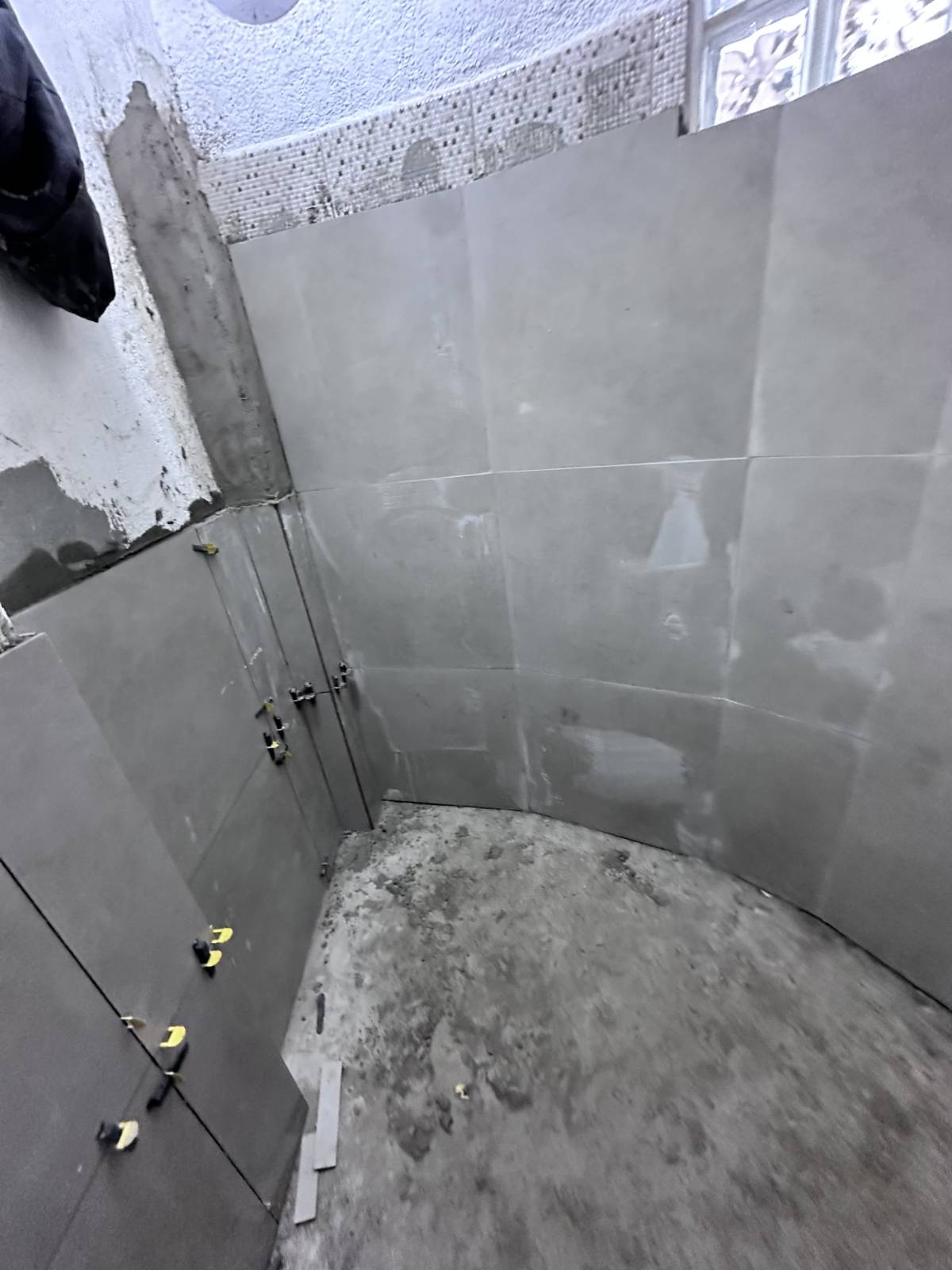 Henrique Martins HR soluções e impermeabilização - Santa Maria da Feira - Instalación de la puertas para mascotas
