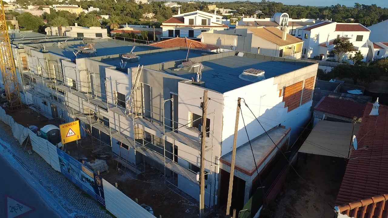 Lucas Henrique silva - Faro - Instalação de Pavimento em Pedra ou Ladrilho