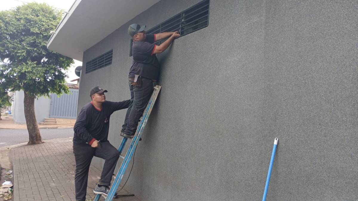 Flserralheria - Leiria - Instalación de la puertas para mascotas
