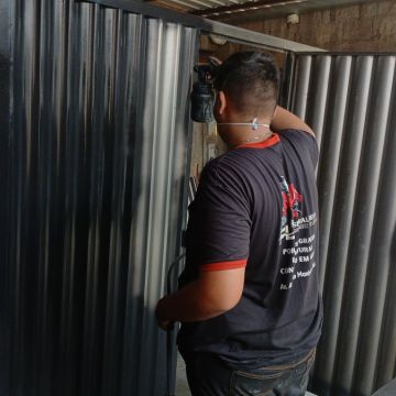 Flserralheria - Leiria - Instalación de la puertas para mascotas