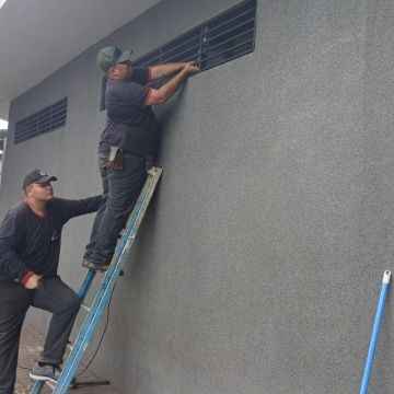 Flserralheria - Leiria - Instalación de la puertas para mascotas