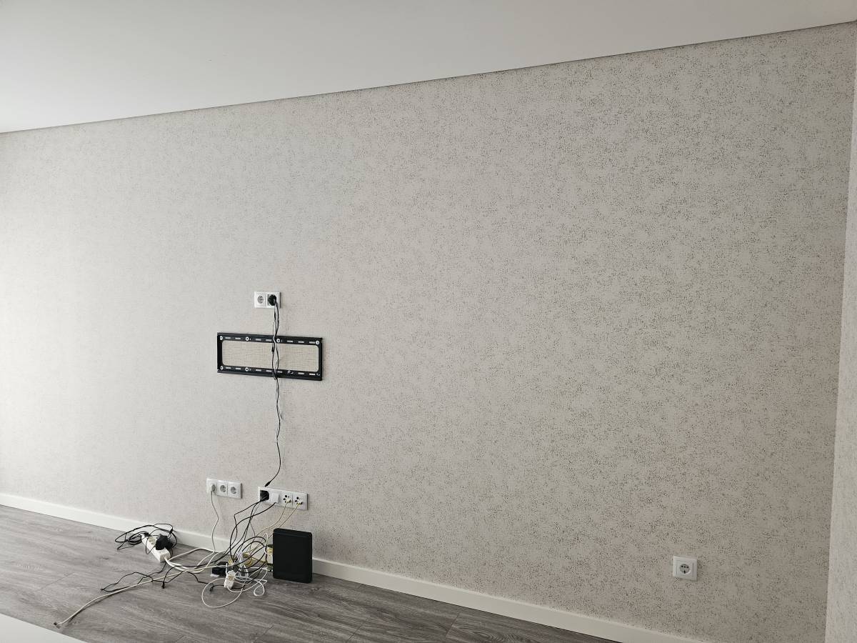 Pintor para la instalación de papel pintado