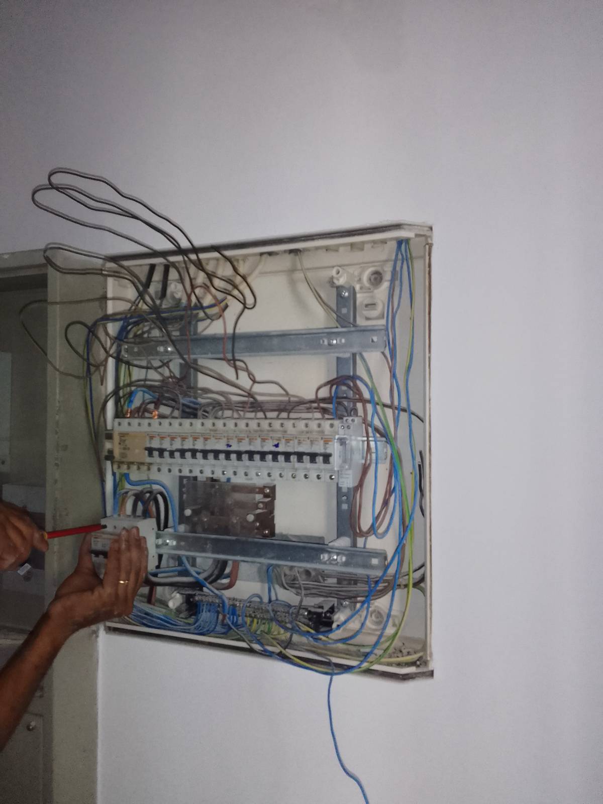 WR eletricidade - Leiria - Instalación de interruptores y enchufes