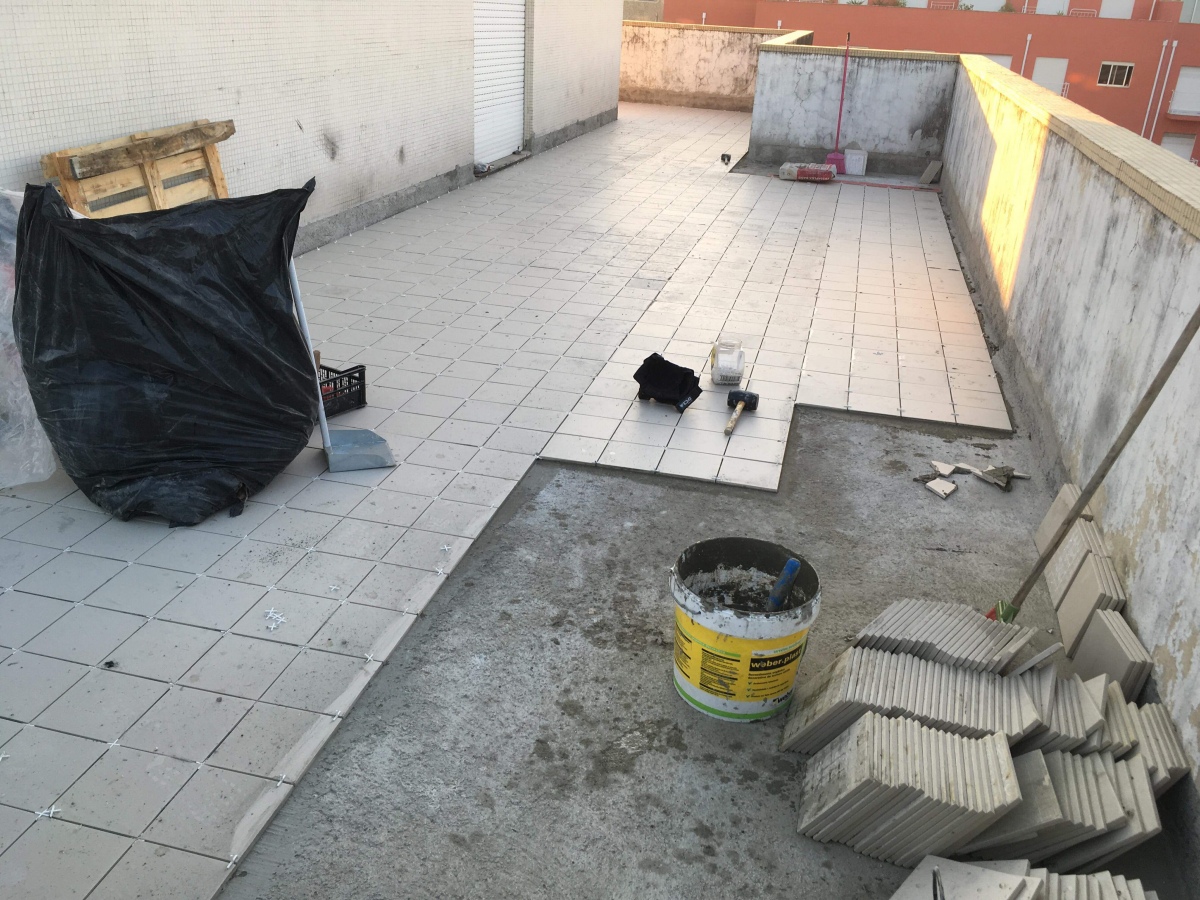 EXISTIMOS PARA O SERVIR COM RIGOR E O MÁXIMO PROFISSIONALISMO - Braga - Kitchen Remodel