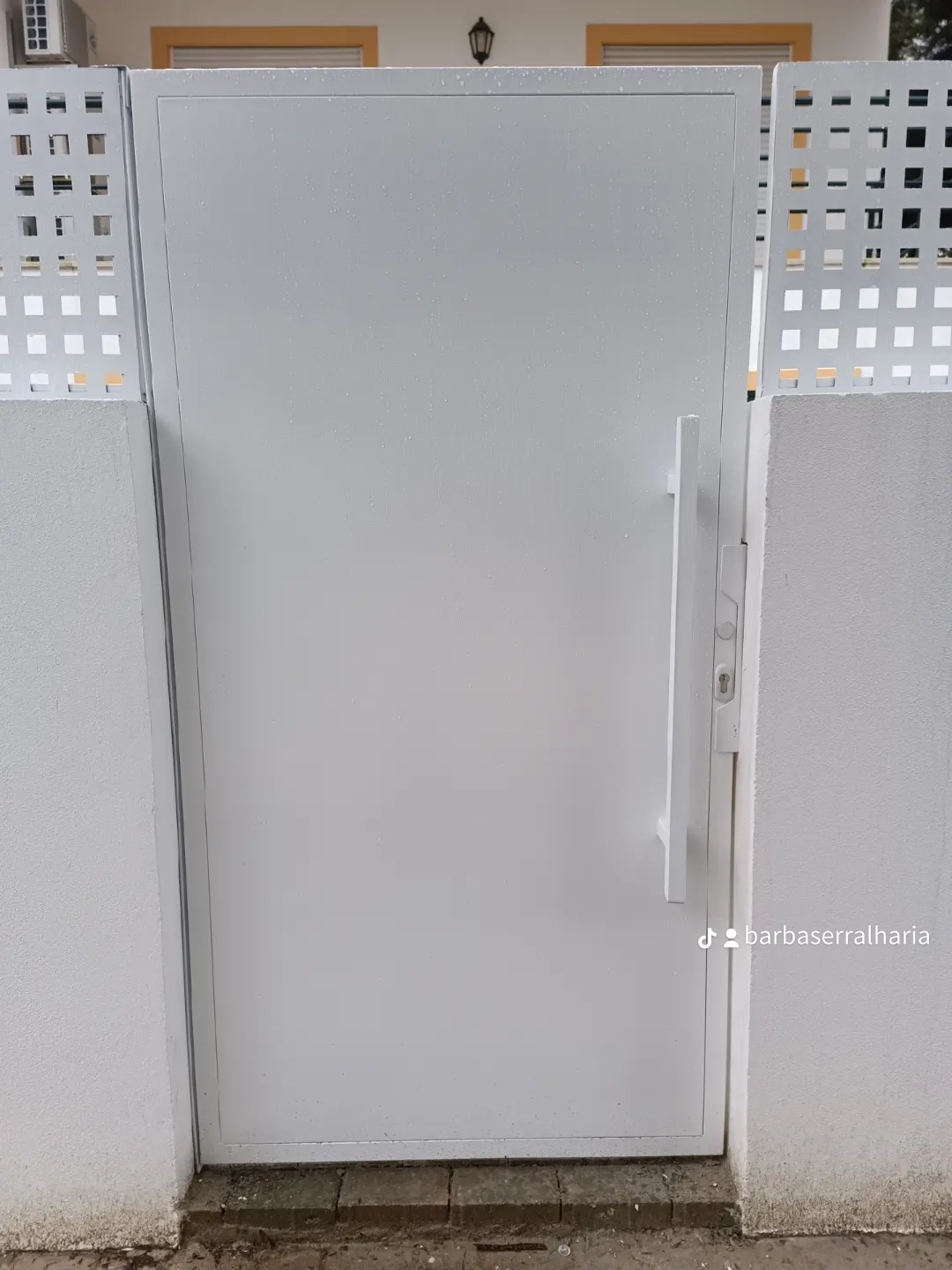 Barba Serralharia lda - Faro - Reparação de Portão de Garagem