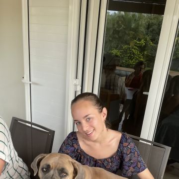 Manon Yeung - Almada - Dog Sitting