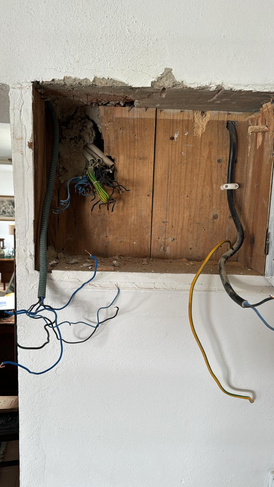 Eletrosintra - Oeiras - Switch and Outlet Repair
