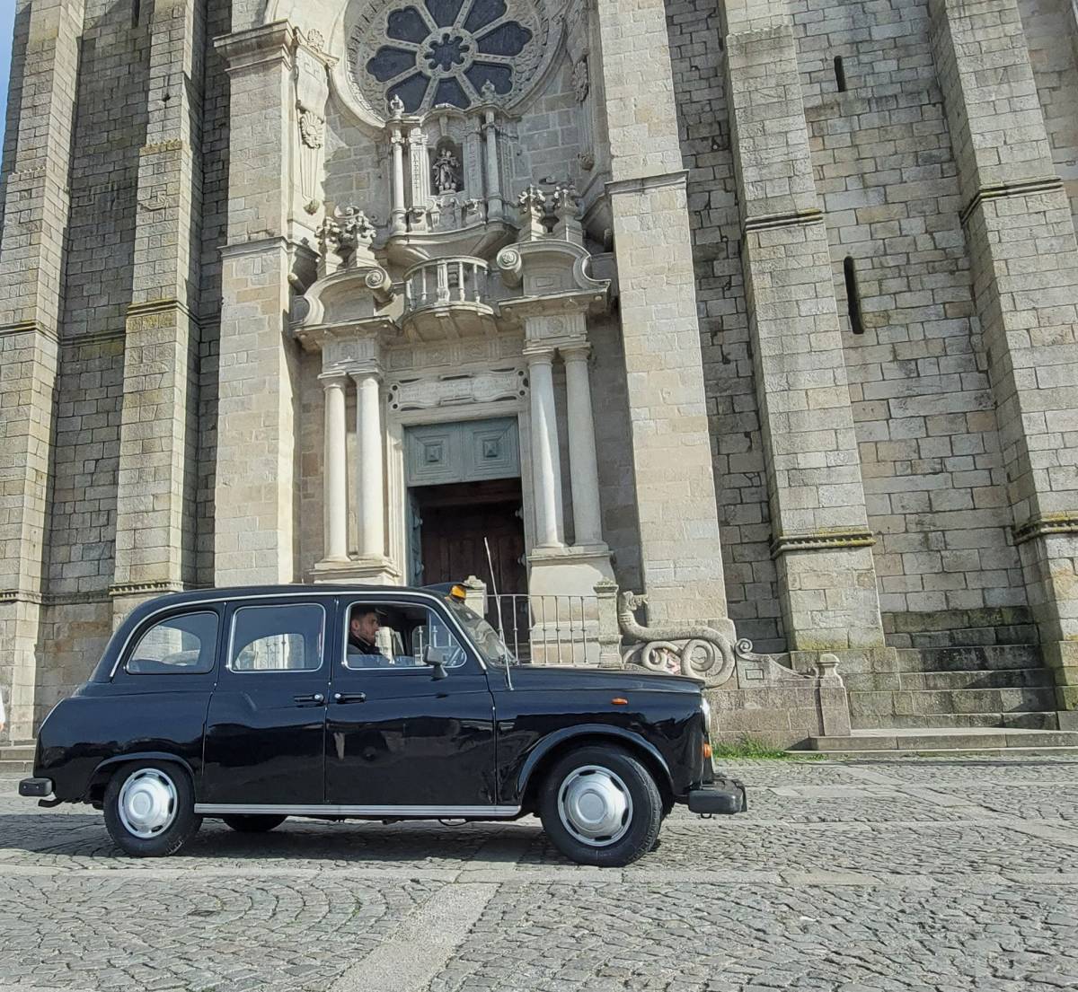 Black Cab Porto - Vila Nova de Gaia - Aluguer de Viaturas