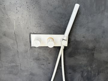 Fontanero para instalación de duchas y bañeras