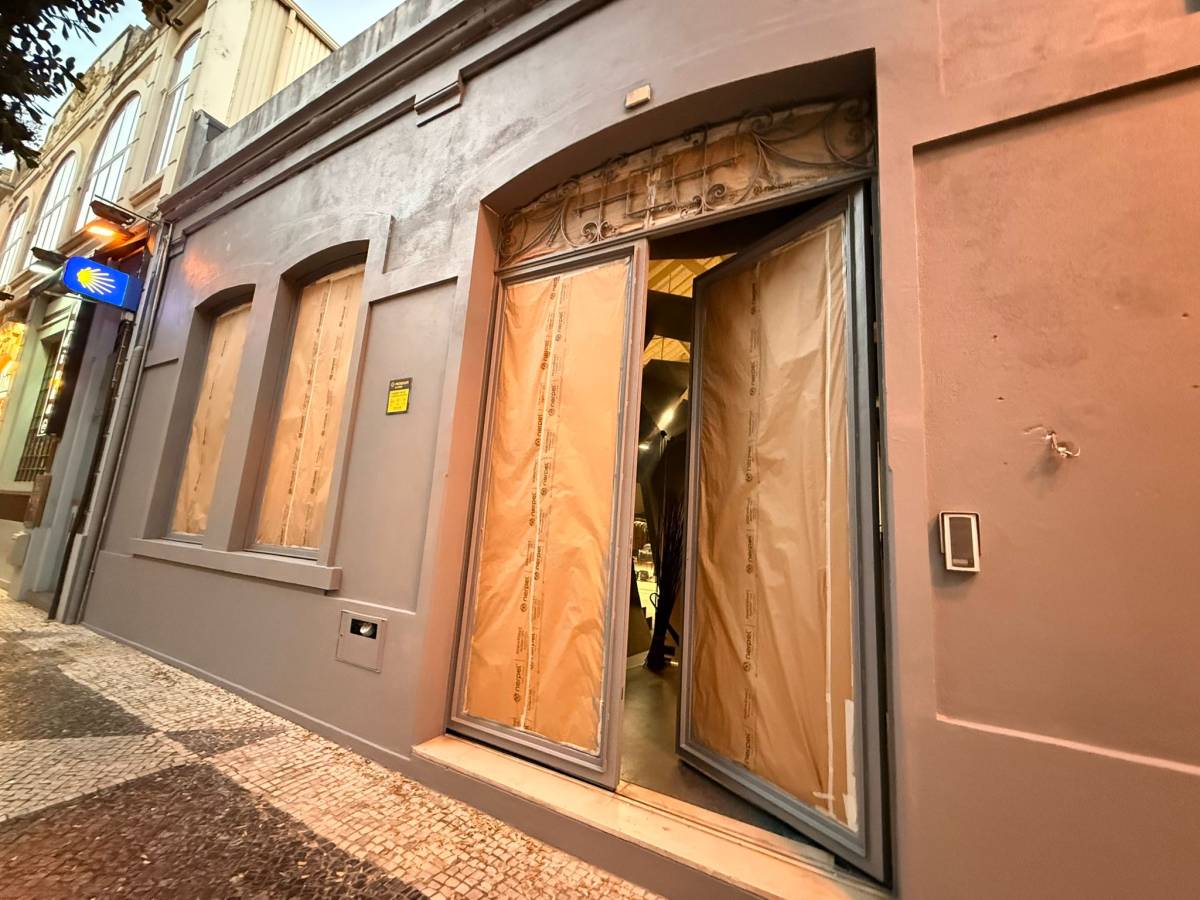 Welligton Silveira - Matosinhos - Wallpaper Repair