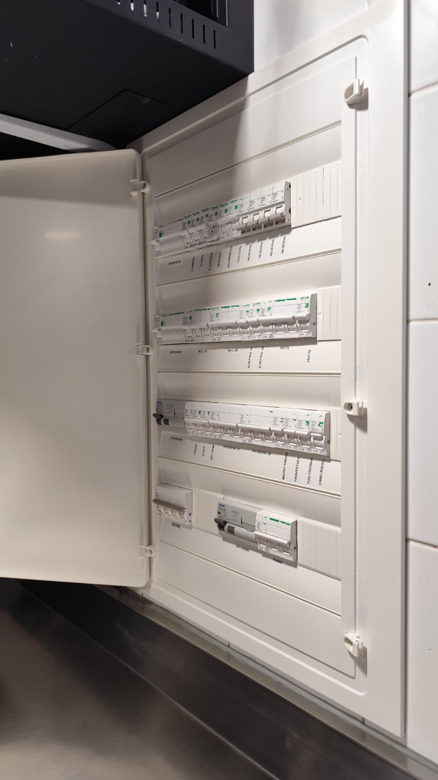 Alexta Soluções e Inovações Elétricas - Maia - Montagem de Candeeiros
