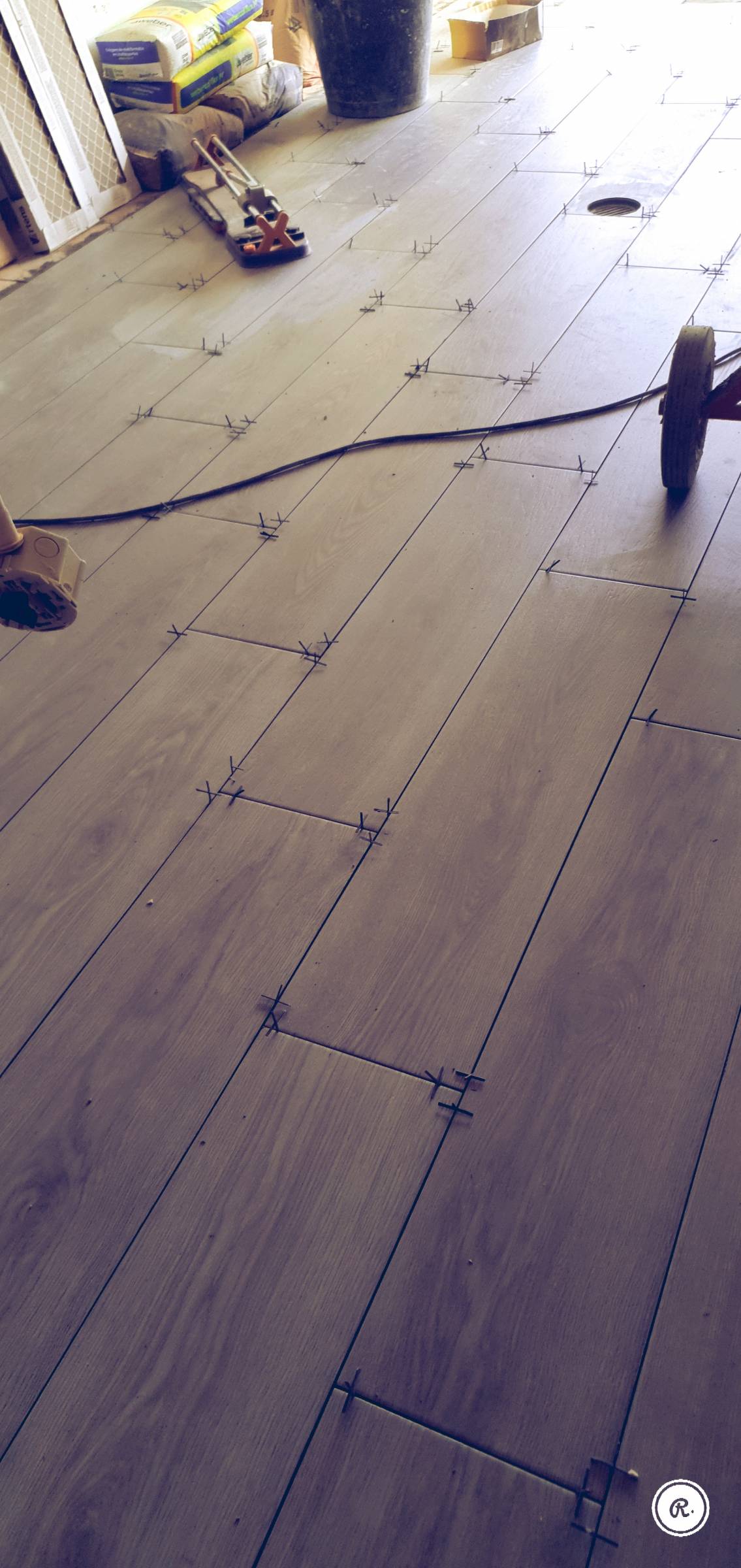 Fabiano remodelações e construções - Lagoa - Stone or Tile Flooring Installation