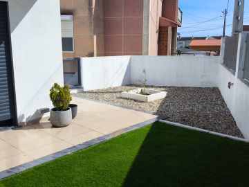 Area Cosmopolita, Lda - Oeiras - Instalação de Relva Artificial