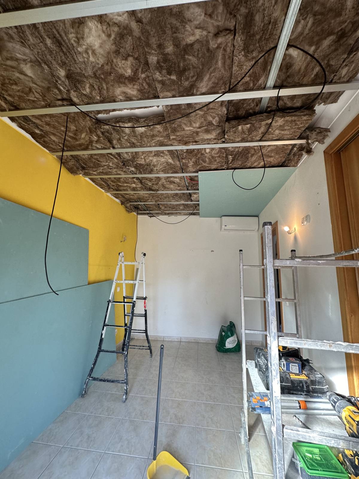Souza & Carmargo Construções - Silves - Instalação, Reparação ou Remoção de Revestimento de Parede