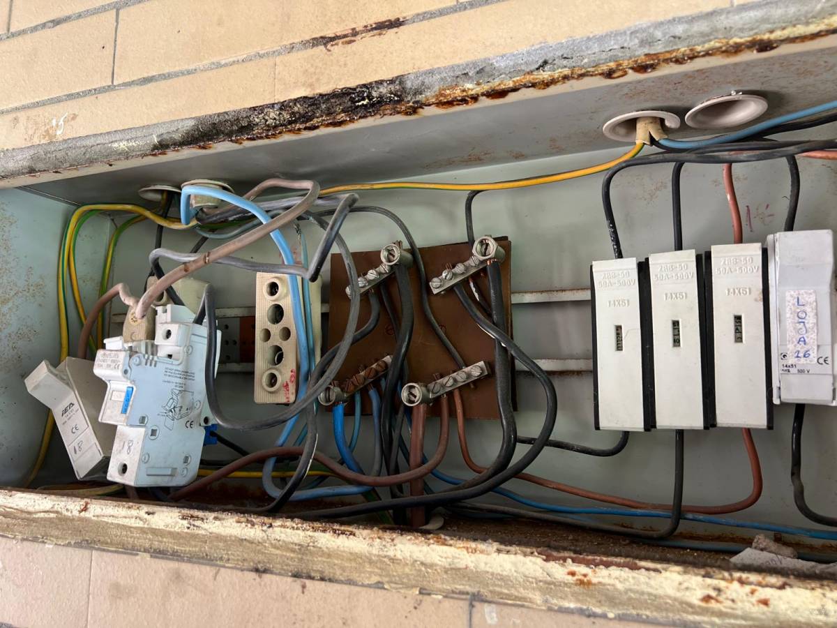 JRF Instalações Eléctricas - Vila Franca de Xira - Instalación de interruptores y enchufes