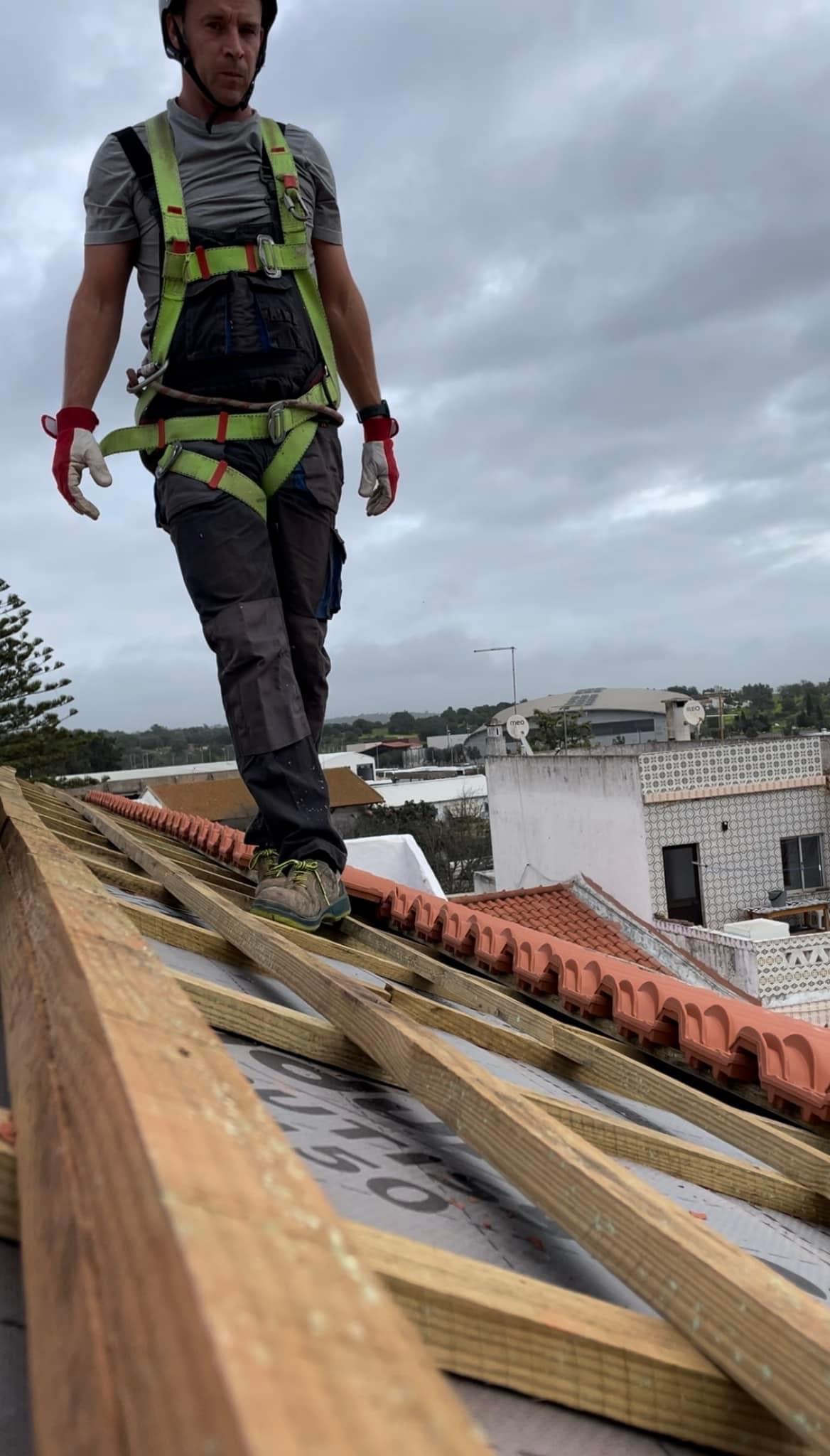 Maciej Komorowski - Oliveira do Hospital - Roof Installation or Replacement