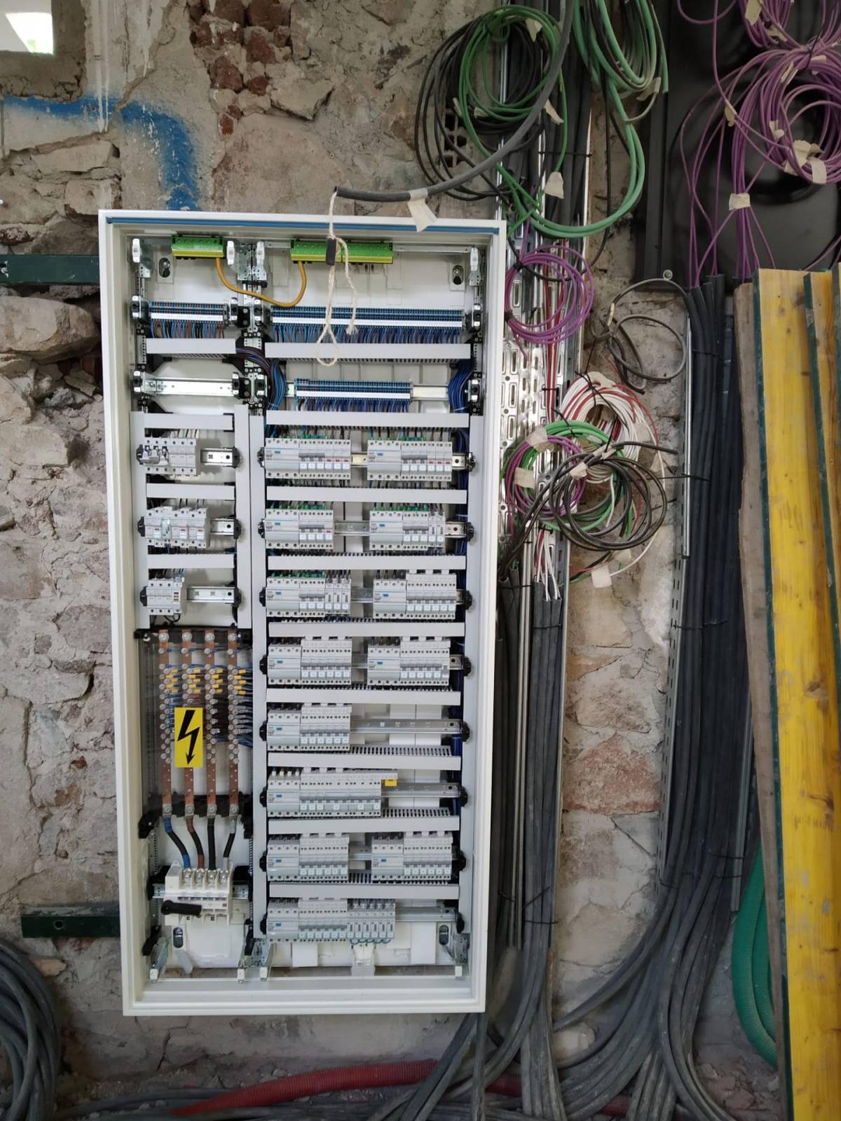 SolSystem, Electricidade e Manutenção. - Alenquer - Lamp Installation