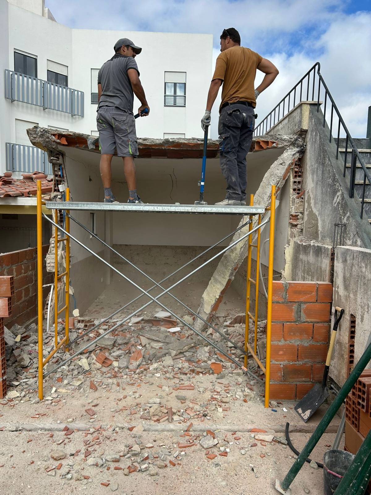 BENMAI RESTAURO E CONSTRUÇÃO LDA - Sintra - Wände, Trockenbau, und Treppen