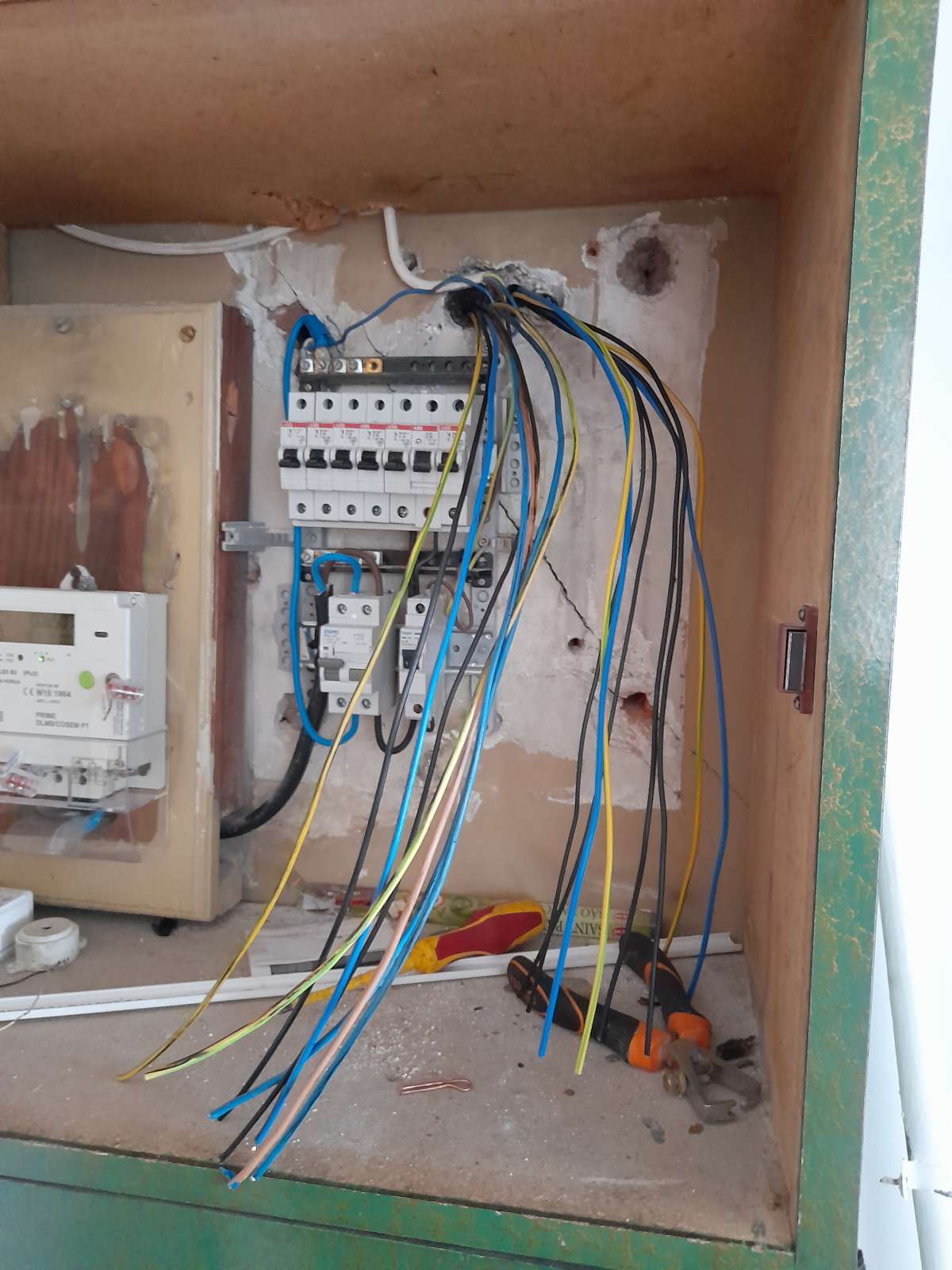Daniel Rios - Porto - Switch and Outlet Installation