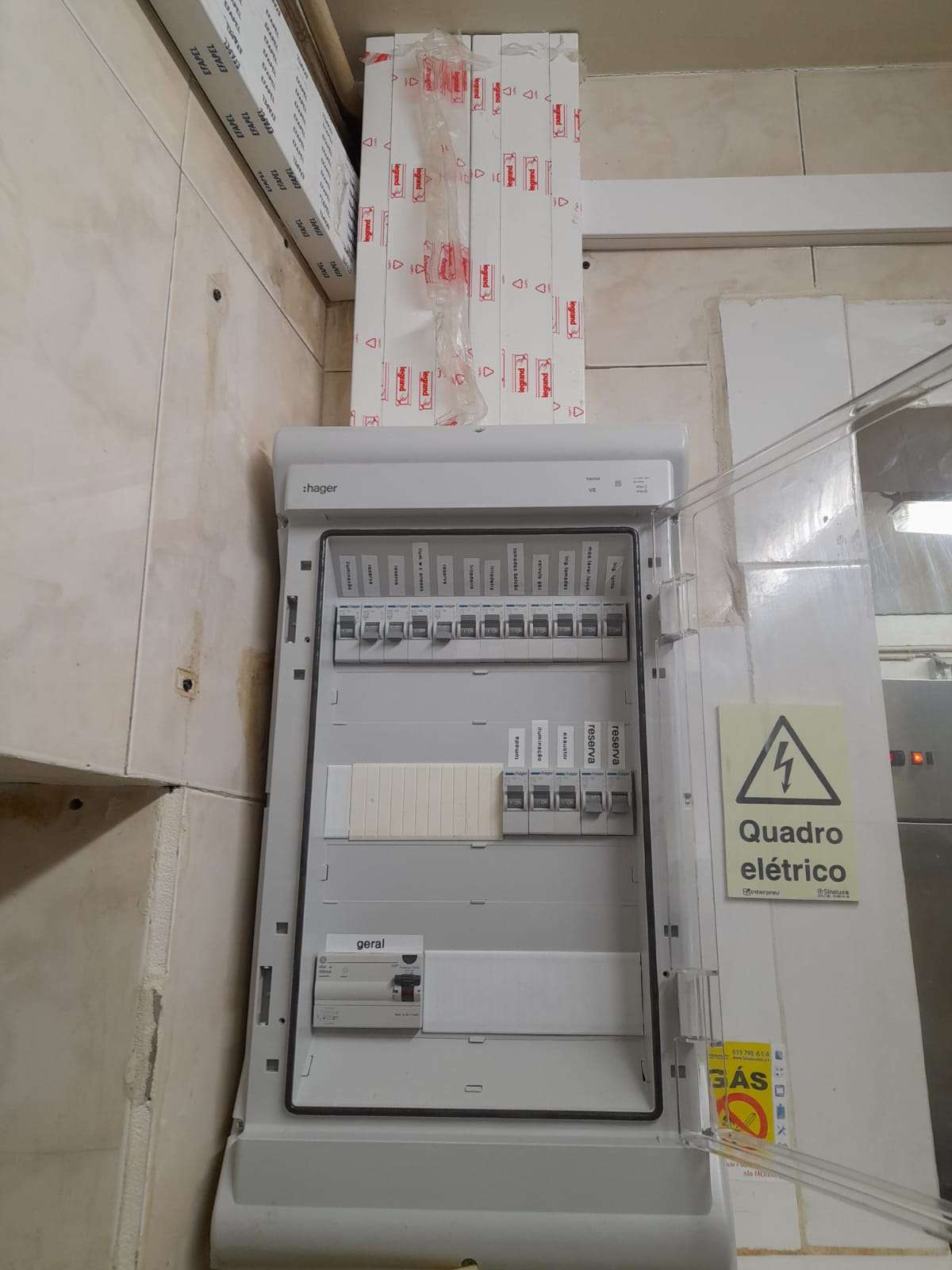 Daniel Rios - Porto - Circuit Breaker Panel or Fuse Box Installation