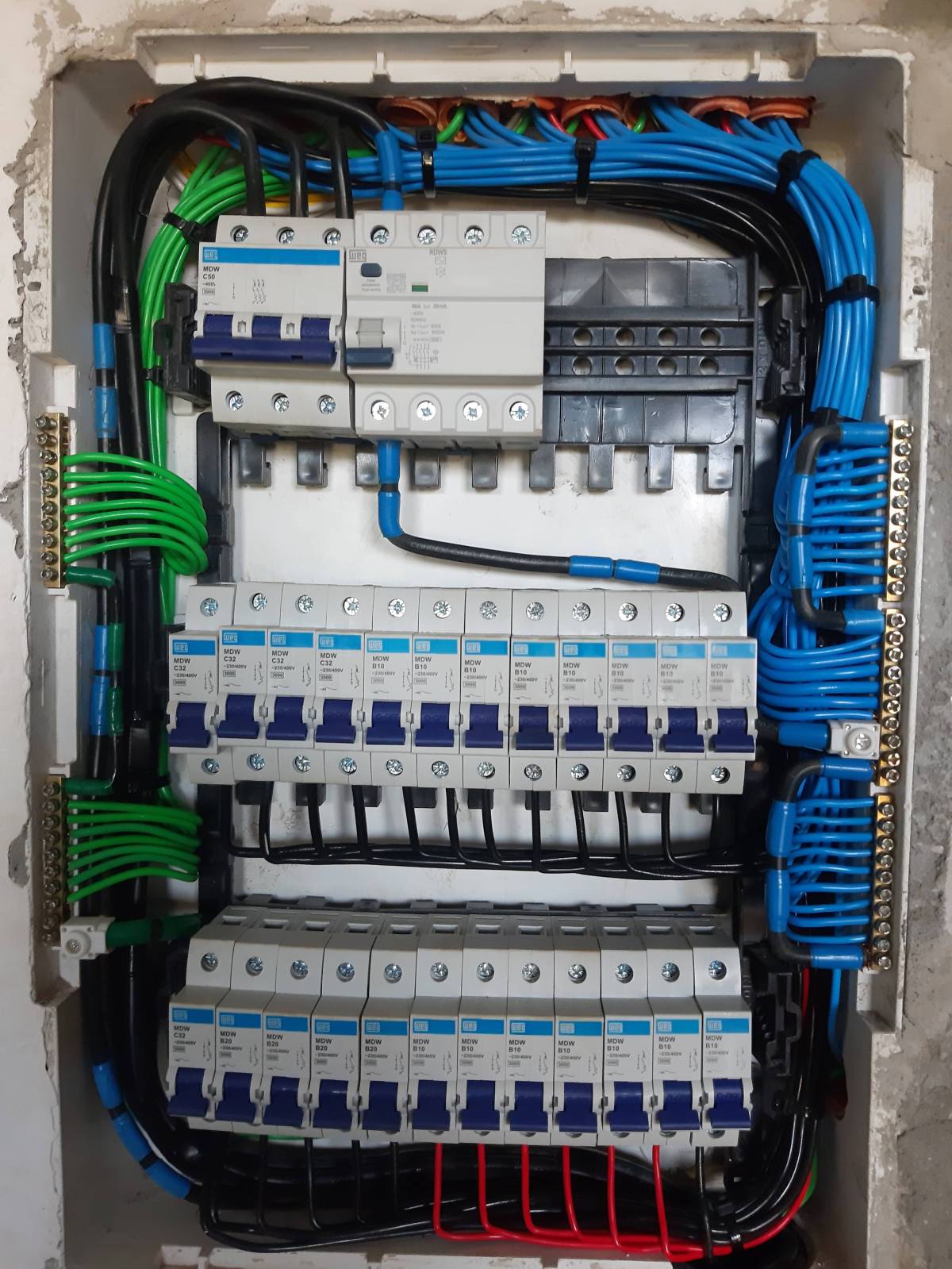 Ademar eletricista e obras gerais - Barreiro - Instalação de Disjuntor ou Caixa de Fusíveis