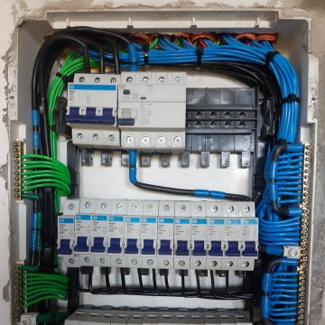 Ademar eletricista e obras gerais - Barreiro - Instalação de Disjuntor ou Caixa de Fusíveis