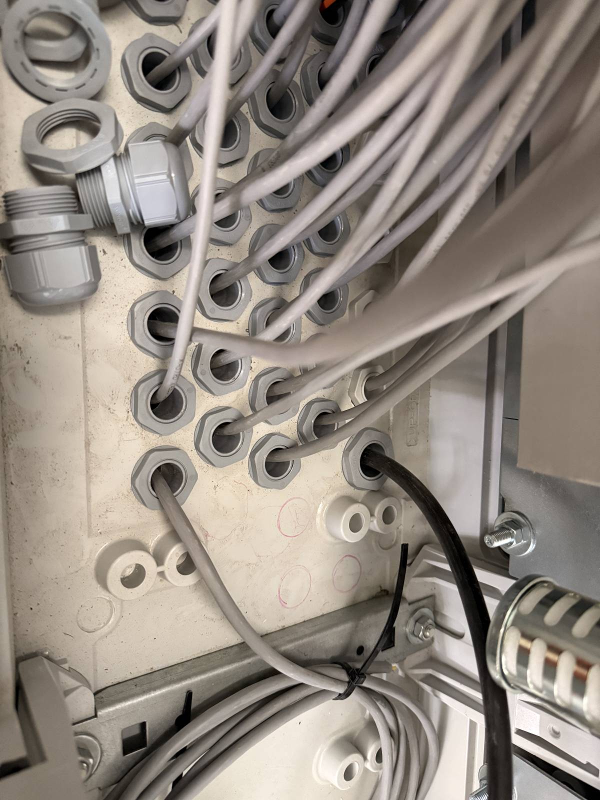 Eletricista e Manutenção ao Domicílio – Rápido e de Confiança - Porto - Reparação de Tubos de Canalização
