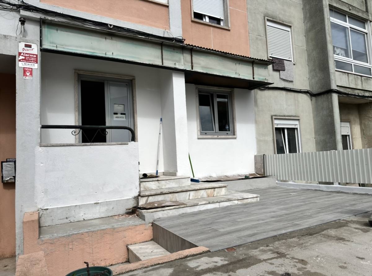 Remates D’Elite - Odivelas - Geländer reparieren