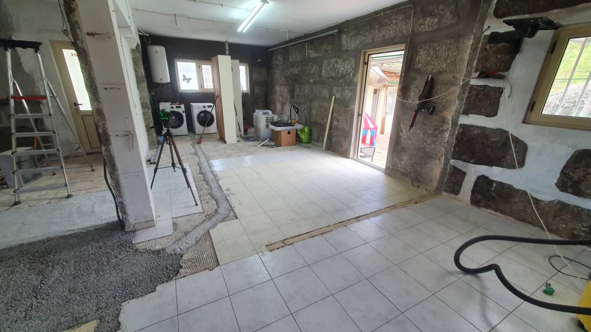 Pedro Cimão de Lima - Braga - Vinyl or Linoleum Repair or Partial Replacement