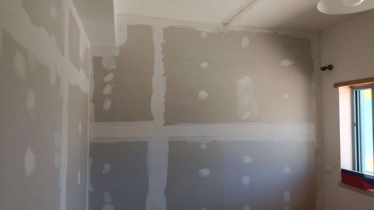 Jonas Diegues - Santo Tirso - Wallpaper Removal