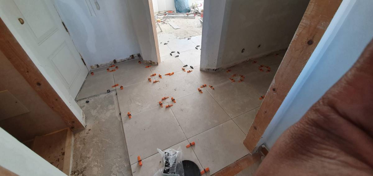 Breno Mendes - Sintra - Suspensão de Quadros e Instalação de Arte