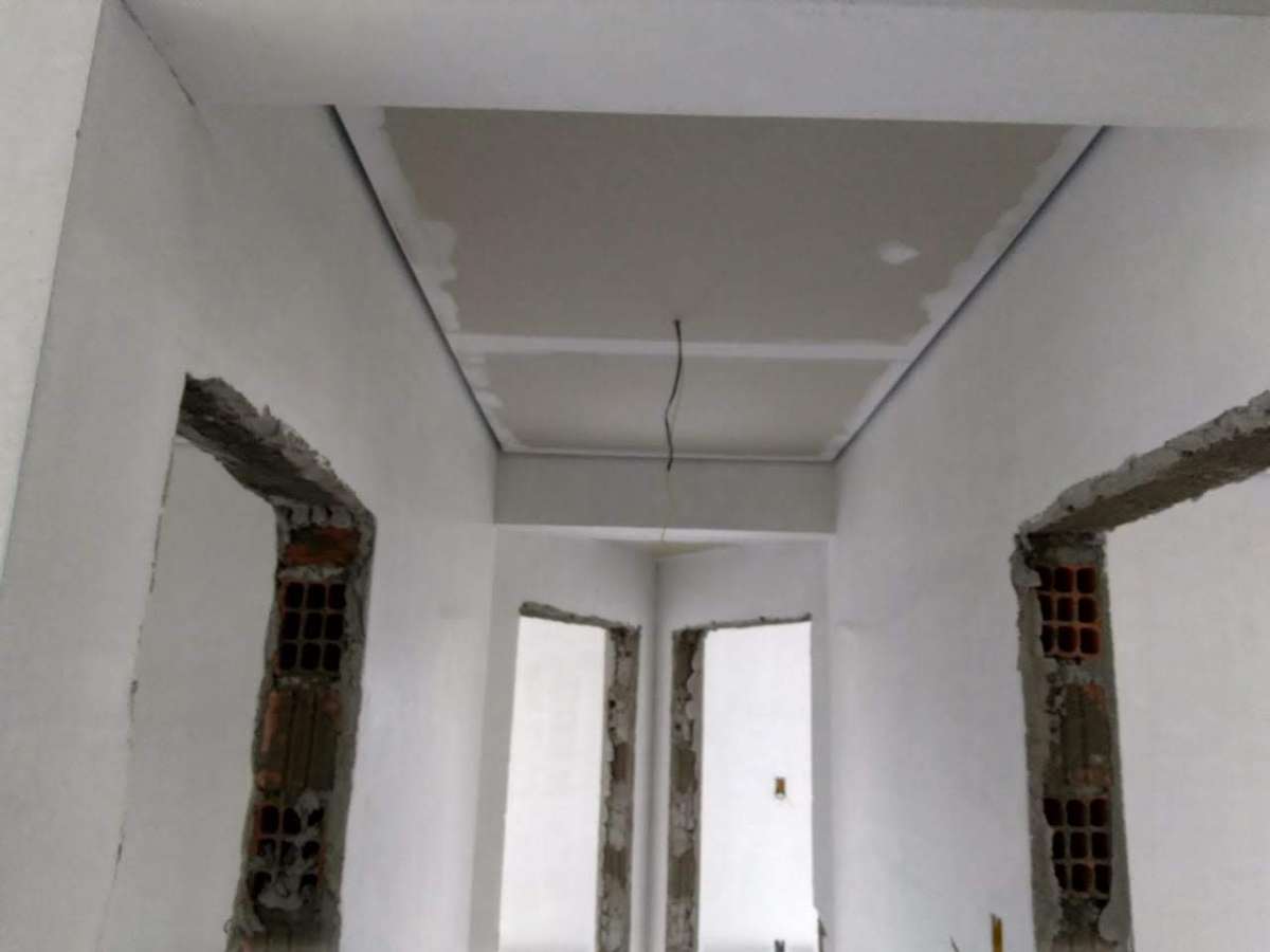 Jonas Diegues - Santo Tirso - Wallpaper Installation