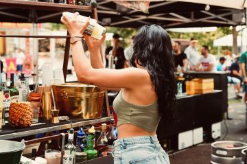 Event Help and Wait Staff - Joana Lopes - Binningen