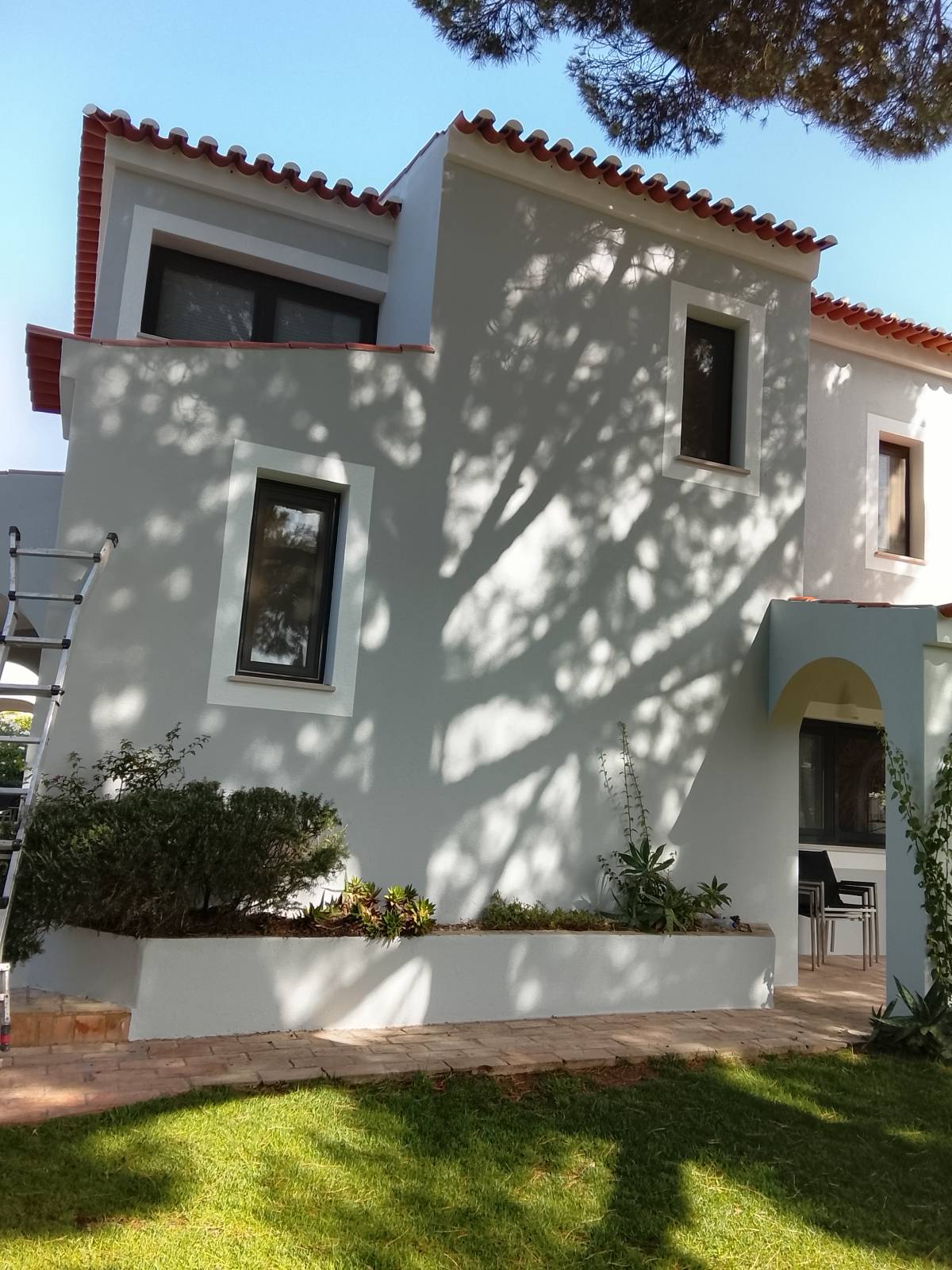 Pinturas exterior e interiores, acabamentos acrílico, reparação barramento de parede - Silves - Pintura Exterior