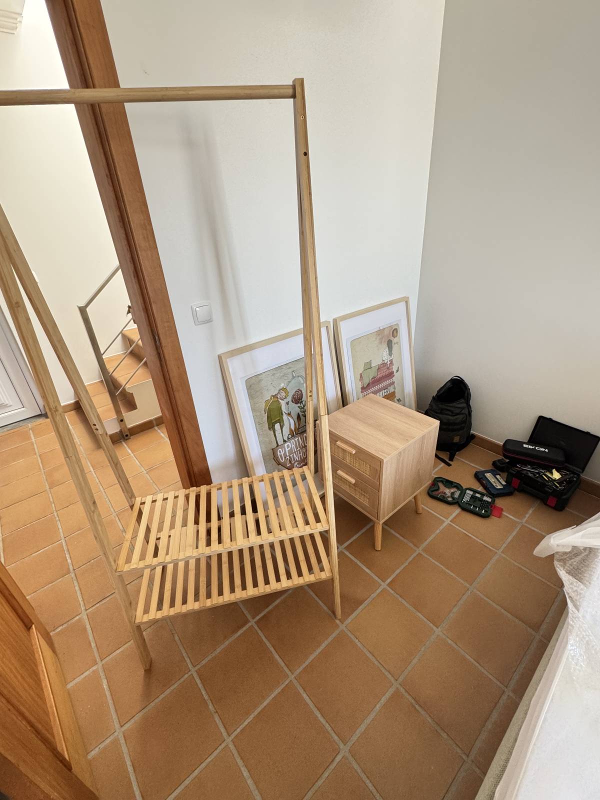 Eli Cardoso - Leiria - Suspensão de Quadros e Instalação de Arte