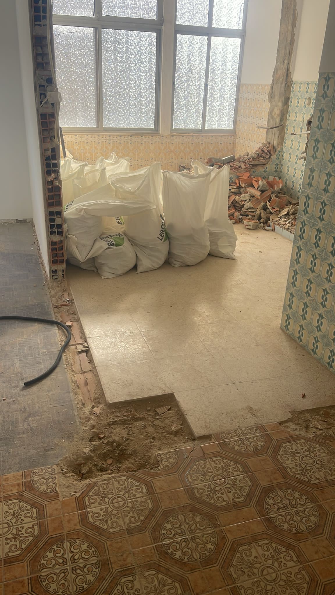 Phenomenal - Construção e Remodelação - Barreiro - Stone or Tile Flooring Installation