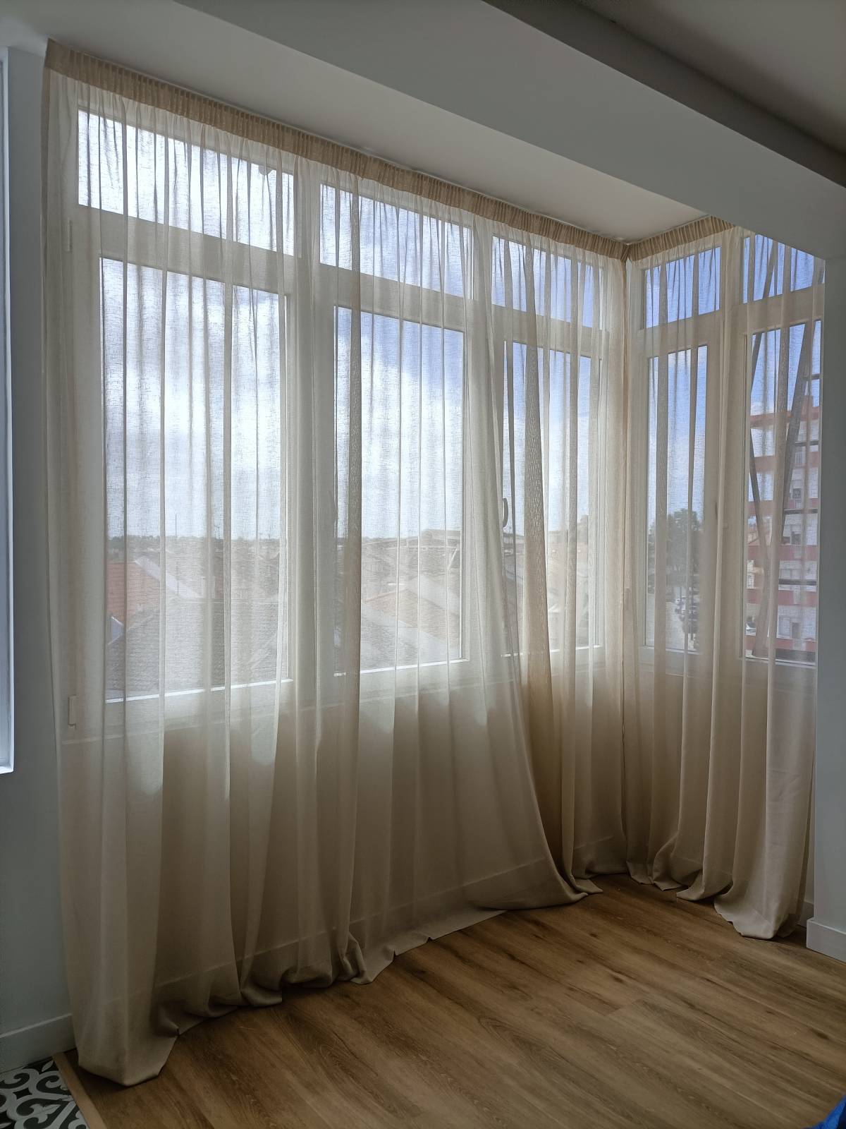 Aquela Decoração - Atelier de Decoração UNIP Lda - Seixal - Suspensão de Quadros e Instalação de Arte