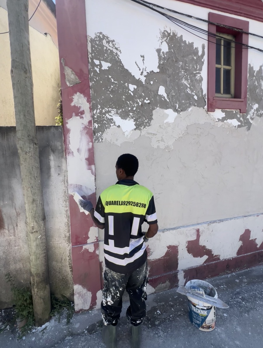 ESPECIALISTA: Manutenção e remodelação de casas; Construção de Estruturas interiores e exteriores, Aplicação de Piso Flutuante, Pintura, Limpeza Geral - Porto - Fensterreinigung