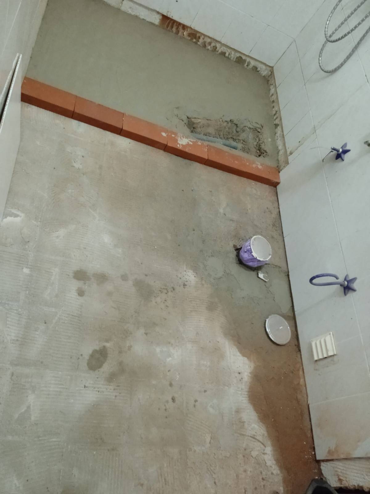 Adaptacordo Remodelações - Loures - Siding Installation, Repair, or Removal
