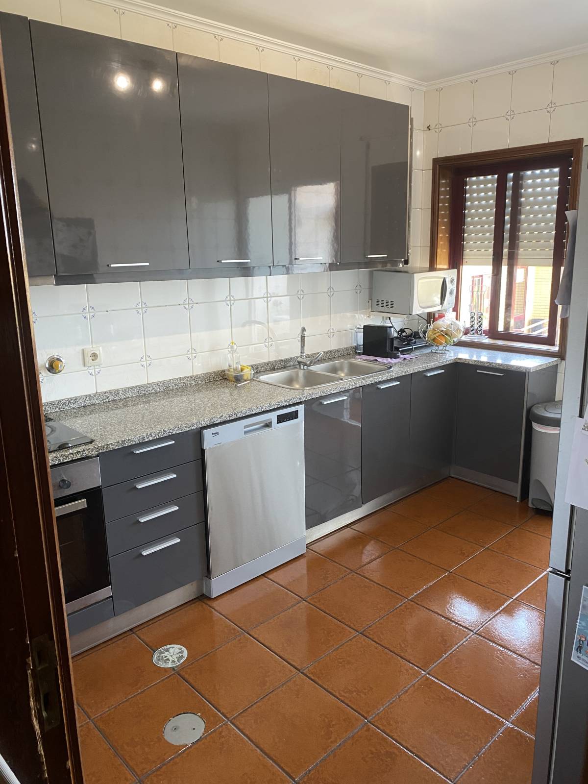 ESPECIALISTA: Manutenção e remodelação de casas; Construção de Estruturas interiores e exteriores, Aplicação de Piso Flutuante, Pintura, Limpeza Geral - Porto - Möbel- und Polsterreinigung