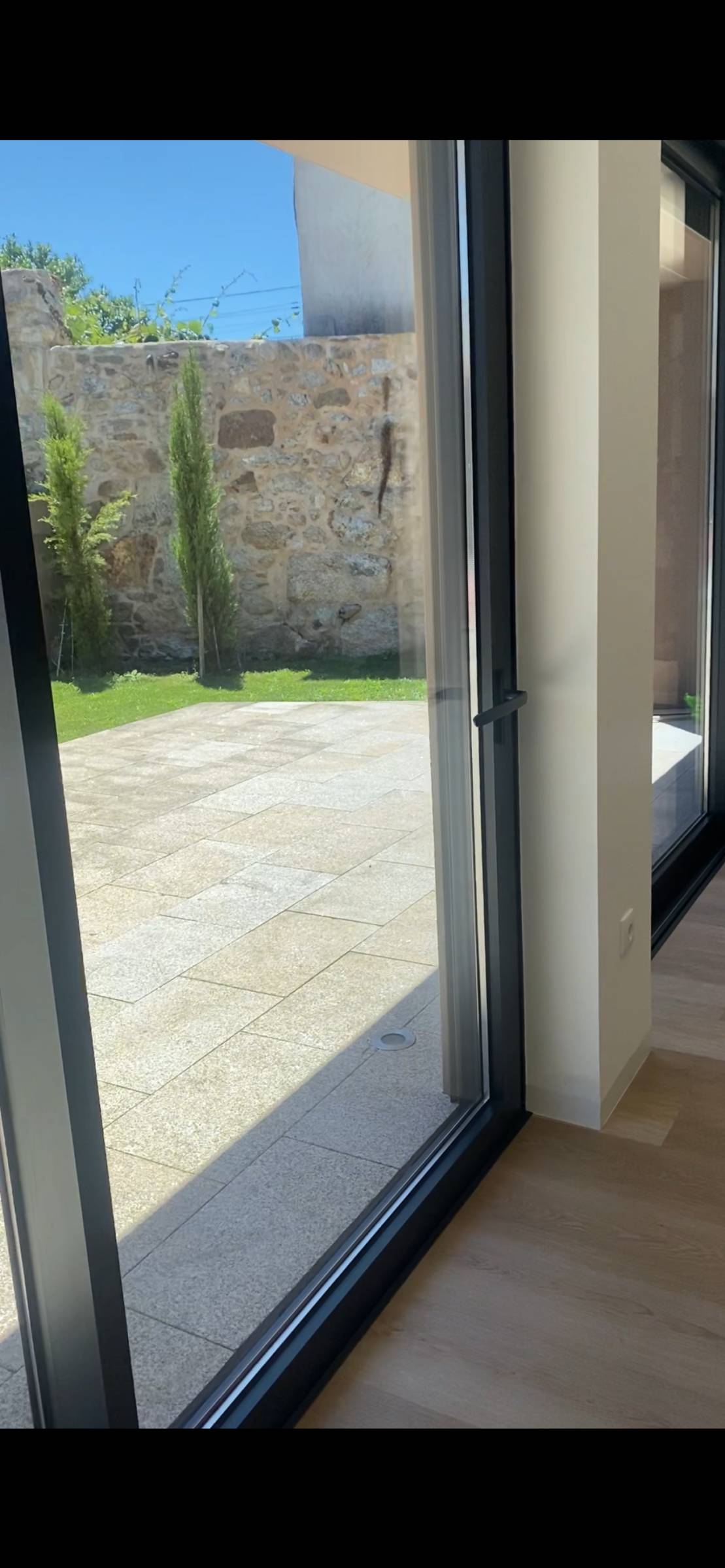 ESPECIALISTA: Manutenção e remodelação de casas; Construção de Estruturas interiores e exteriores, Aplicação de Piso Flutuante, Pintura, Limpeza Geral - Porto - Rasenmähen und Schneiden (einmalig)