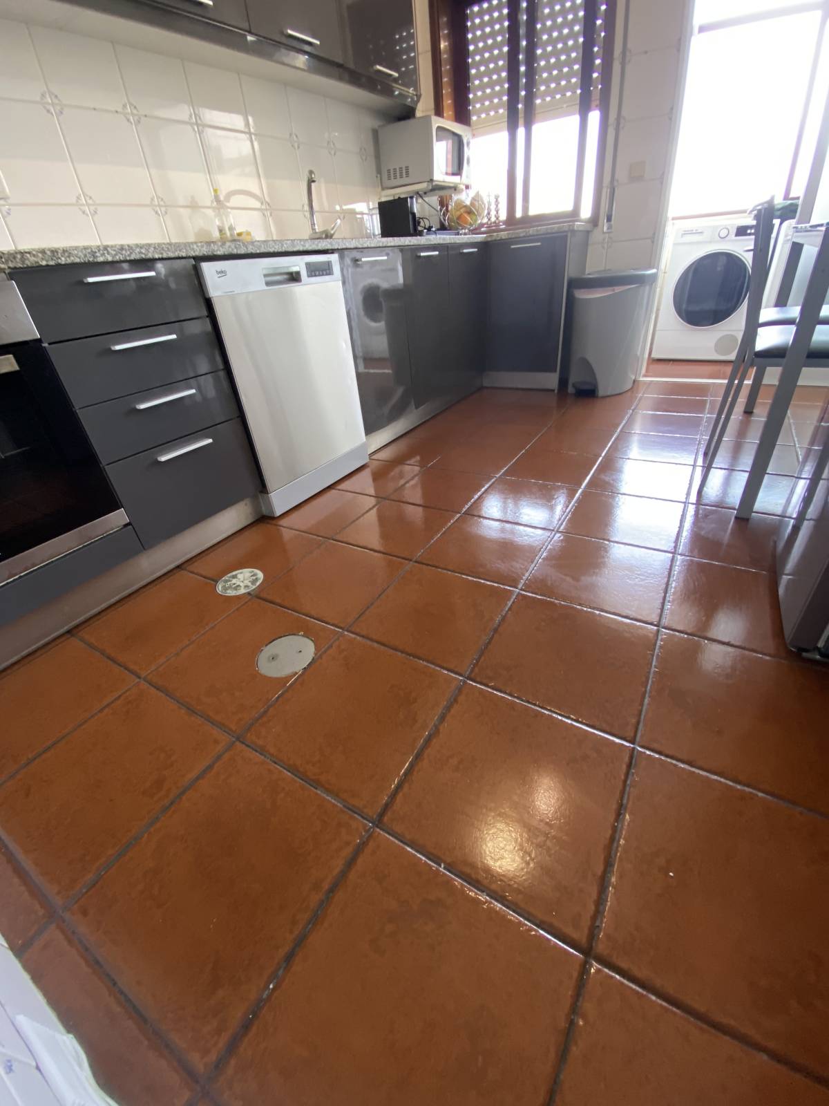 ESPECIALISTA: Manutenção e remodelação de casas; Construção de Estruturas interiores e exteriores, Aplicação de Piso Flutuante, Pintura, Limpeza Geral - Porto - TV-Montage