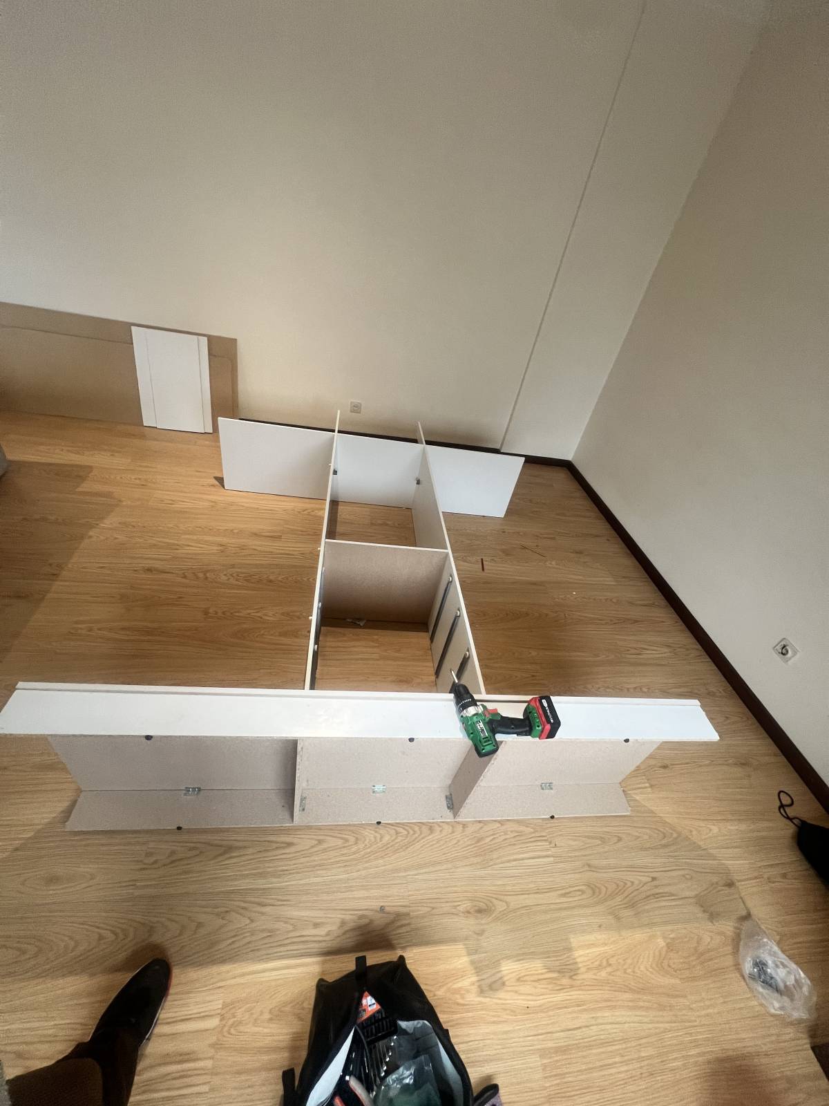 ESPECIALISTA: Manutenção e remodelação de casas; Construção de Estruturas interiores e exteriores, Aplicação de Piso Flutuante, Pintura, Limpeza Geral - Porto - Reinigung nach Ein- oder Auszug