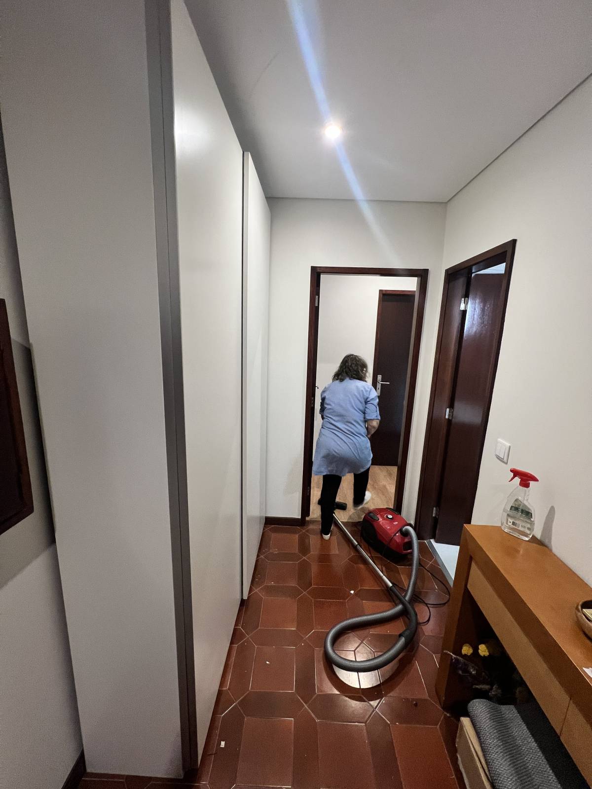 ESPECIALISTA: Manutenção e remodelação de casas; Construção de Estruturas interiores e exteriores, Aplicação de Piso Flutuante, Pintura, Limpeza Geral - Porto - Kinderbett montieren