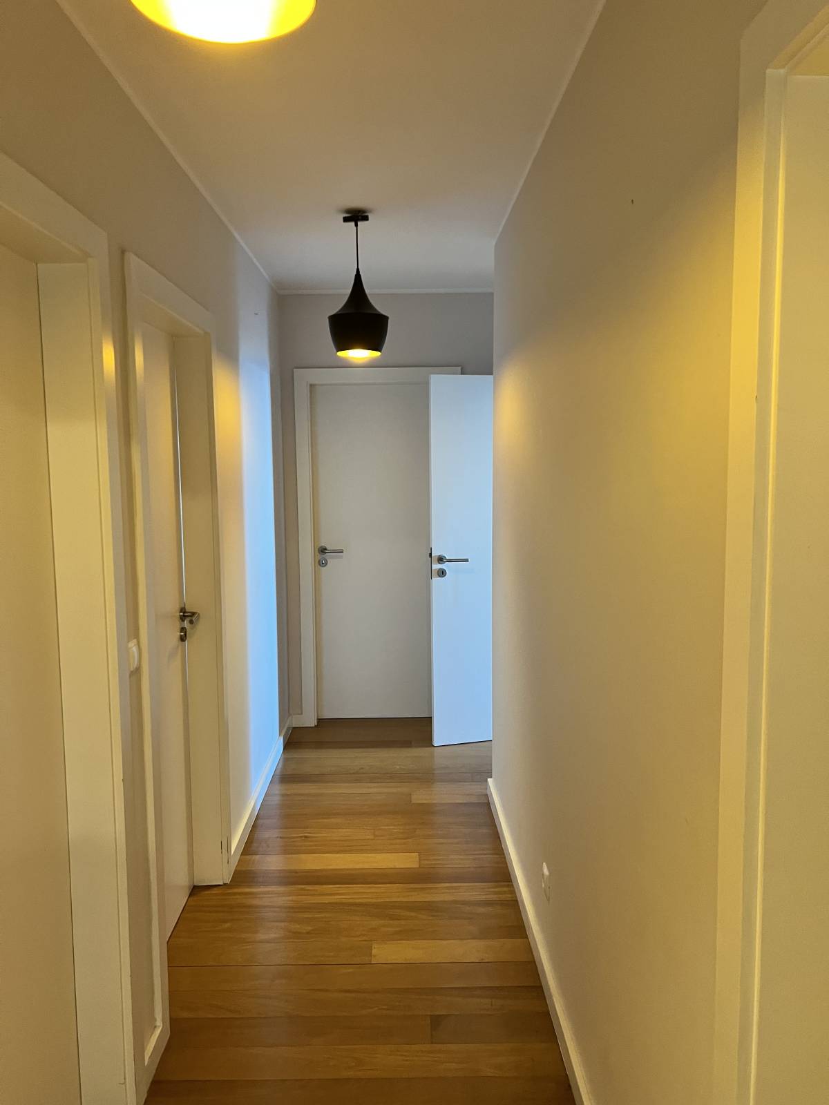 ESPECIALISTA: Manutenção e remodelação de casas; Construção de Estruturas interiores e exteriores, Aplicação de Piso Flutuante, Pintura, Limpeza Geral - Porto - Malerarbeiten an Gebäuden