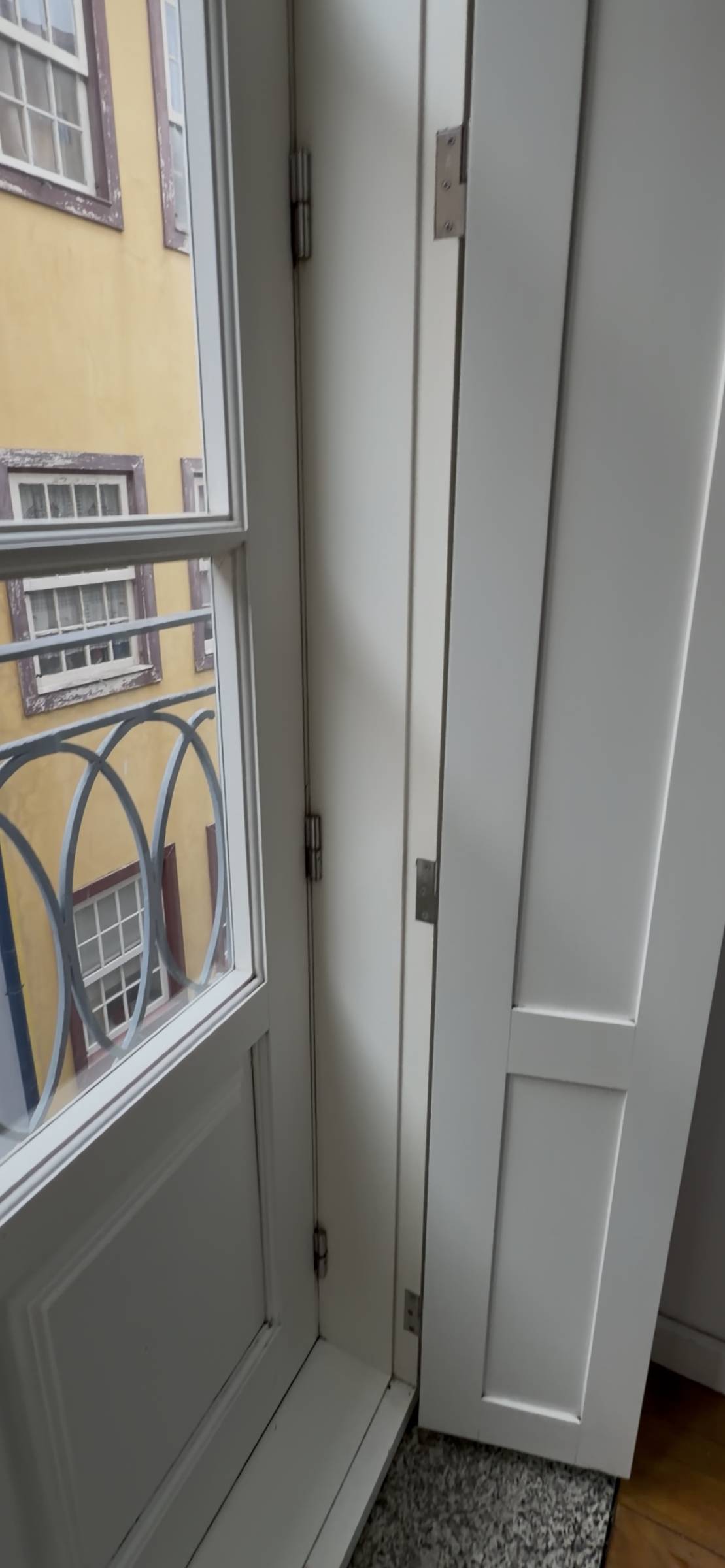 ESPECIALISTA: Manutenção e remodelação de casas; Construção de Estruturas interiores e exteriores, Aplicação de Piso Flutuante, Pintura, Limpeza Geral - Porto - Reinigung